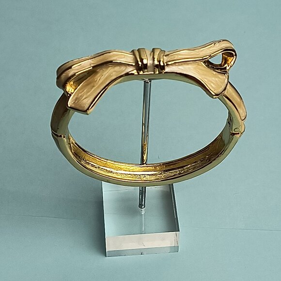 RIBBON BOW Enamel Bow Shape Hinged Bangle Bracelet Cream Tan Gold Plated Tone - Picture 2 of 7
